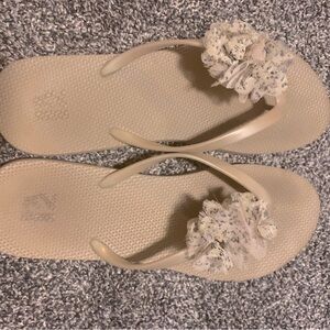 Cream flip flops with flow accent